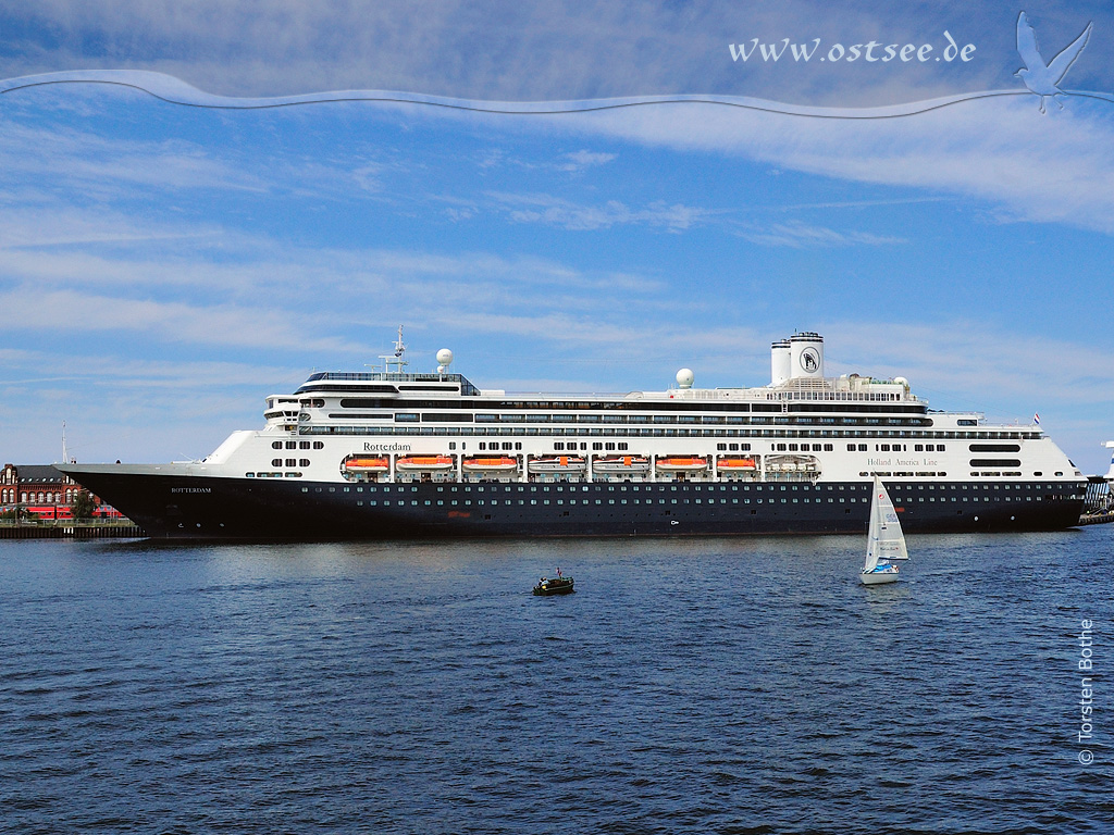 Hintergrundbild: Kreuzfahrtschiff auf der Ostsee