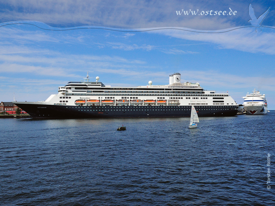 Hintergrundbild: Kreuzfahrtschiff auf der Ostsee