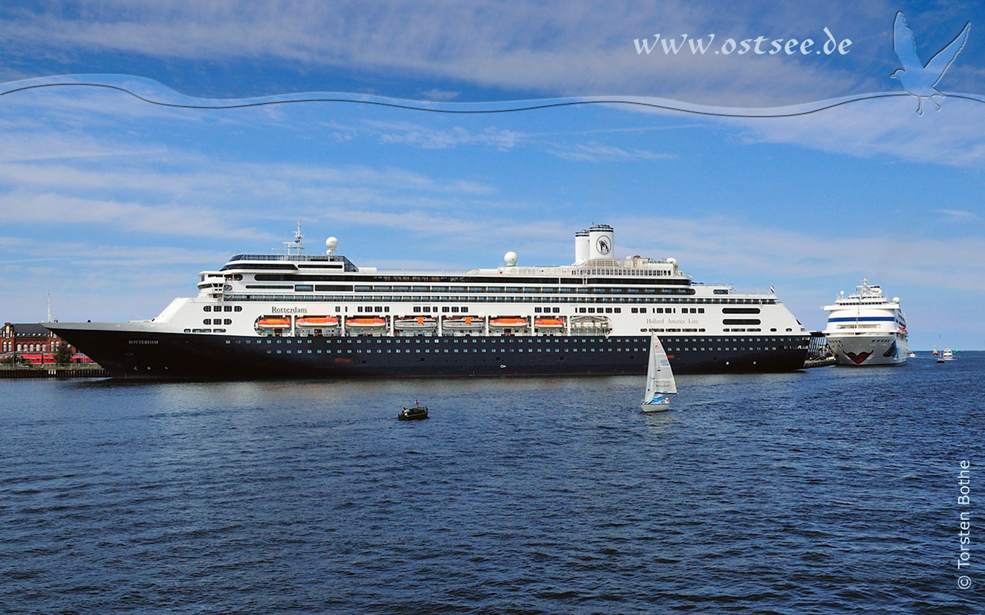 Hintergrundbild: Kreuzfahrtschiff auf der Ostsee