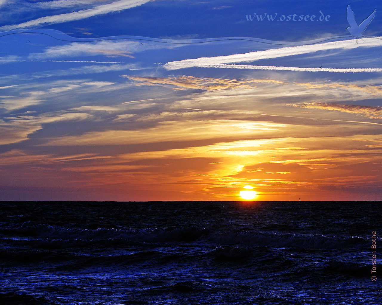 Hintergrundbild: Romantisches Farbenspiel über der Ostsee