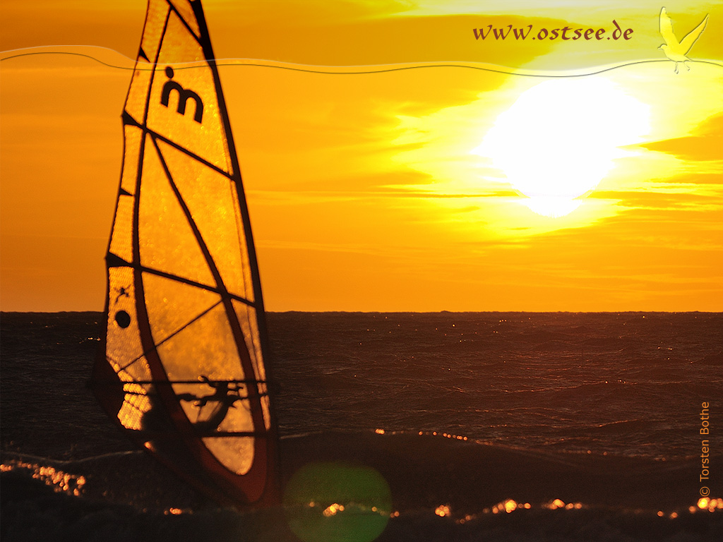 Hintergrundbild: Windsurfen im Sonnenuntergang