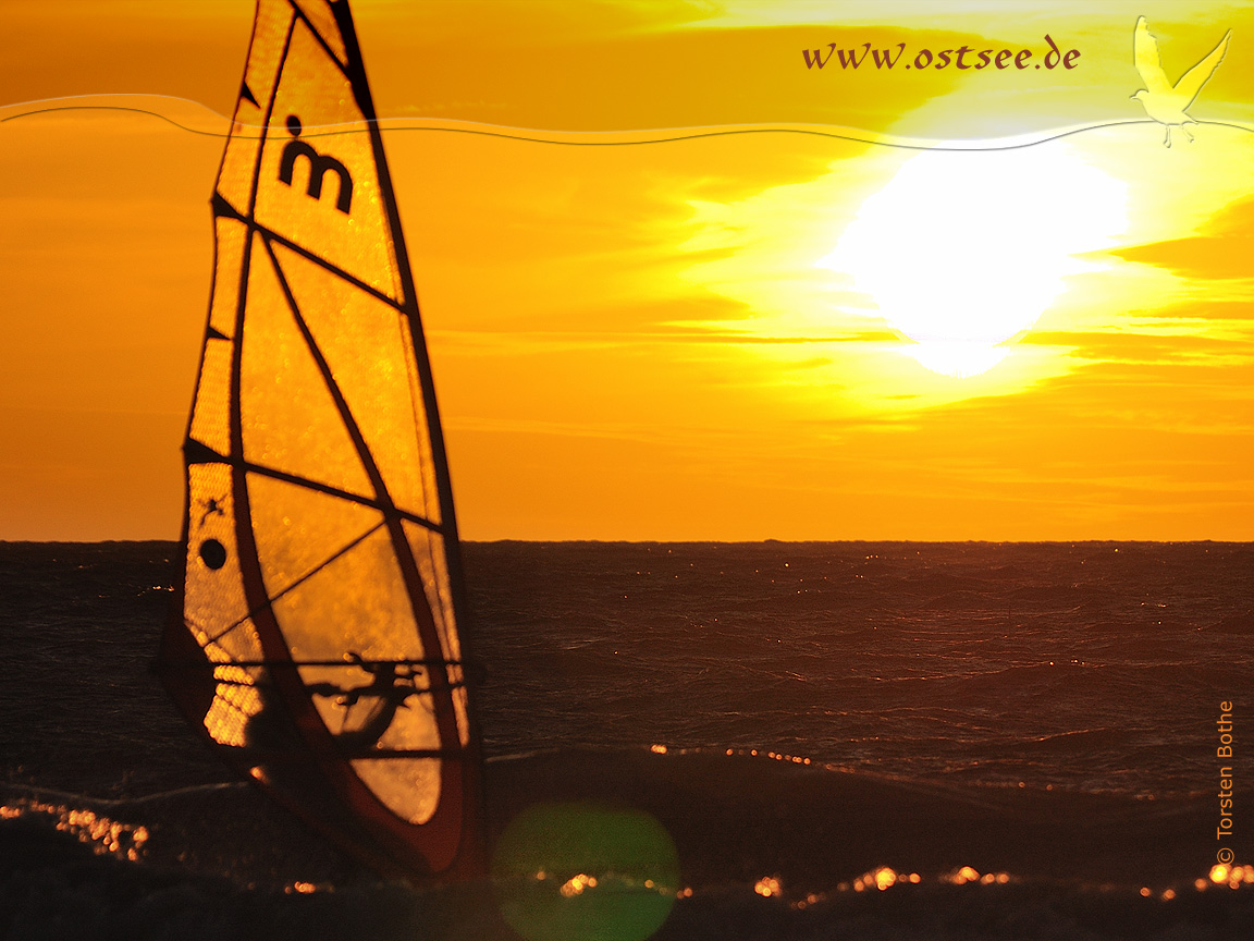 Hintergrundbild: Windsurfen im Sonnenuntergang