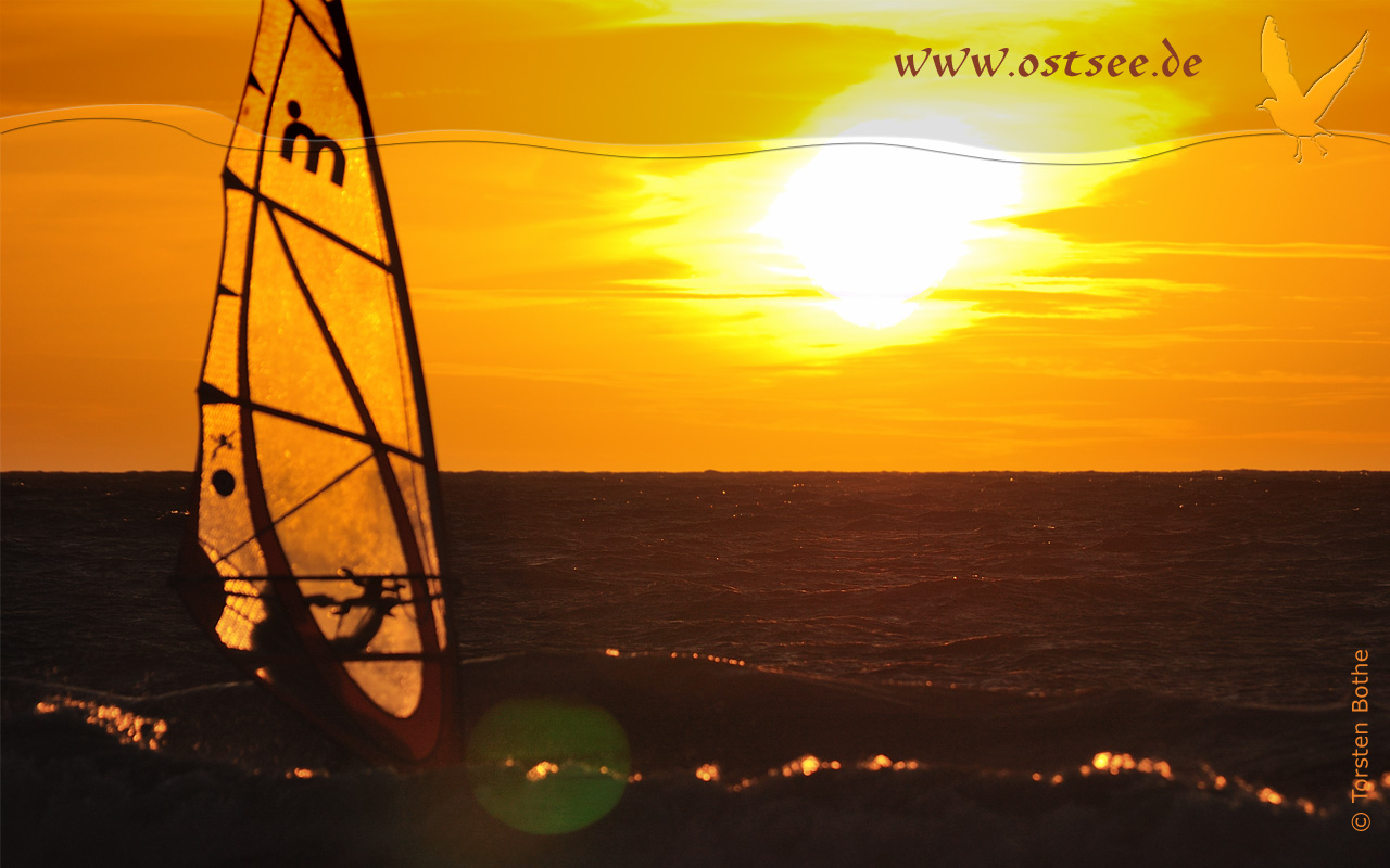 Hintergrundbild: Windsurfen im Sonnenuntergang