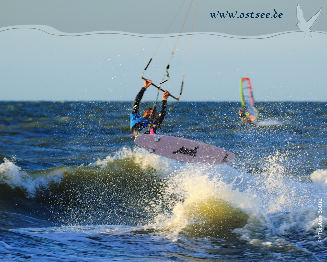 Hintergrundbild: Kitesurfer auf der Ostsee