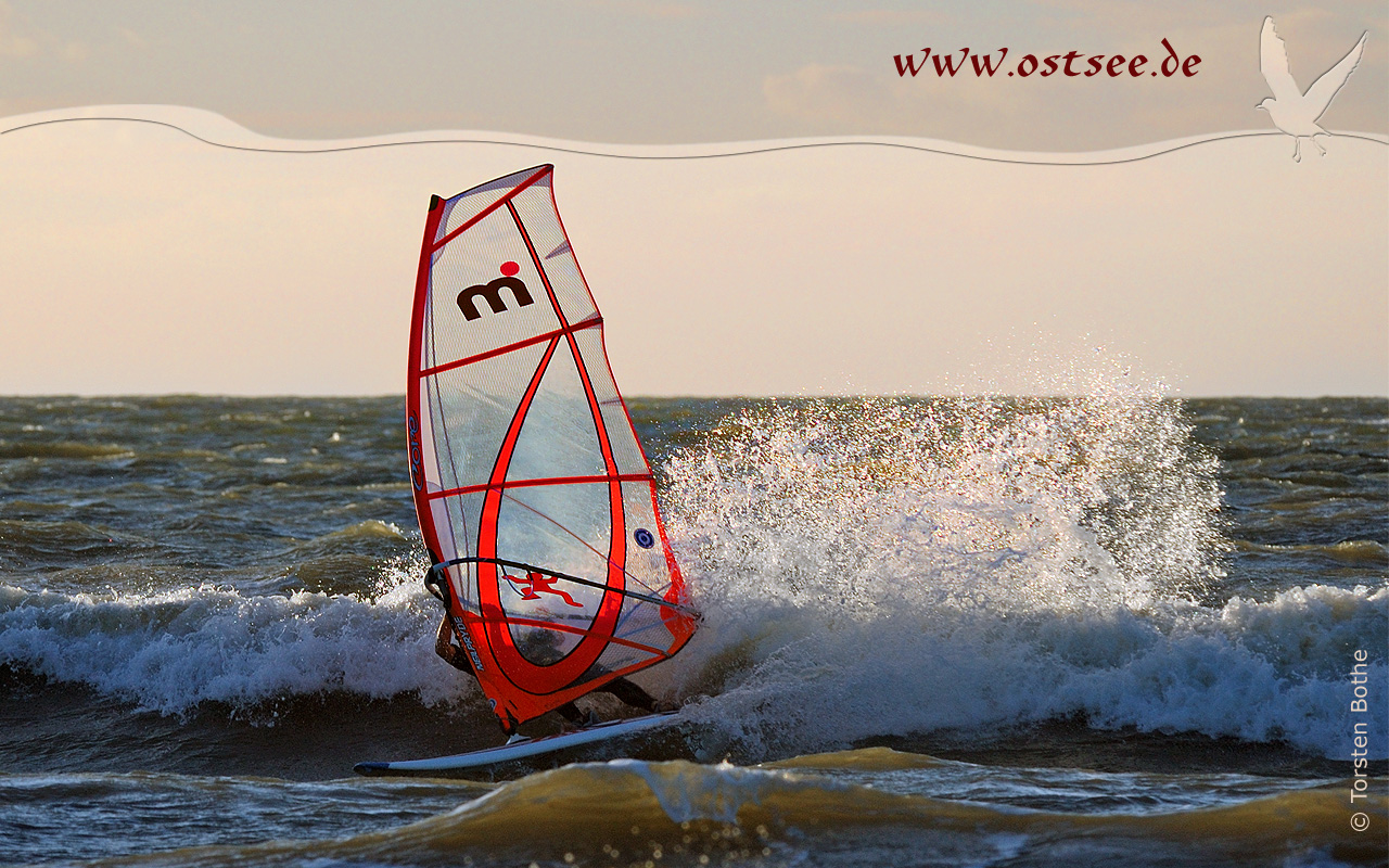 Hintergrundbild: Surfer auf der Ostsee