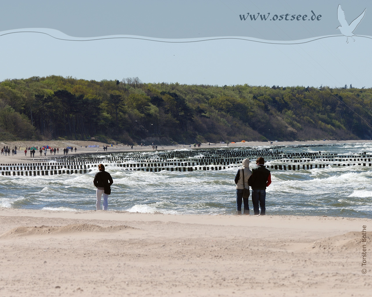 Hintergrundbild: Strandspaziergang an der Ostsee