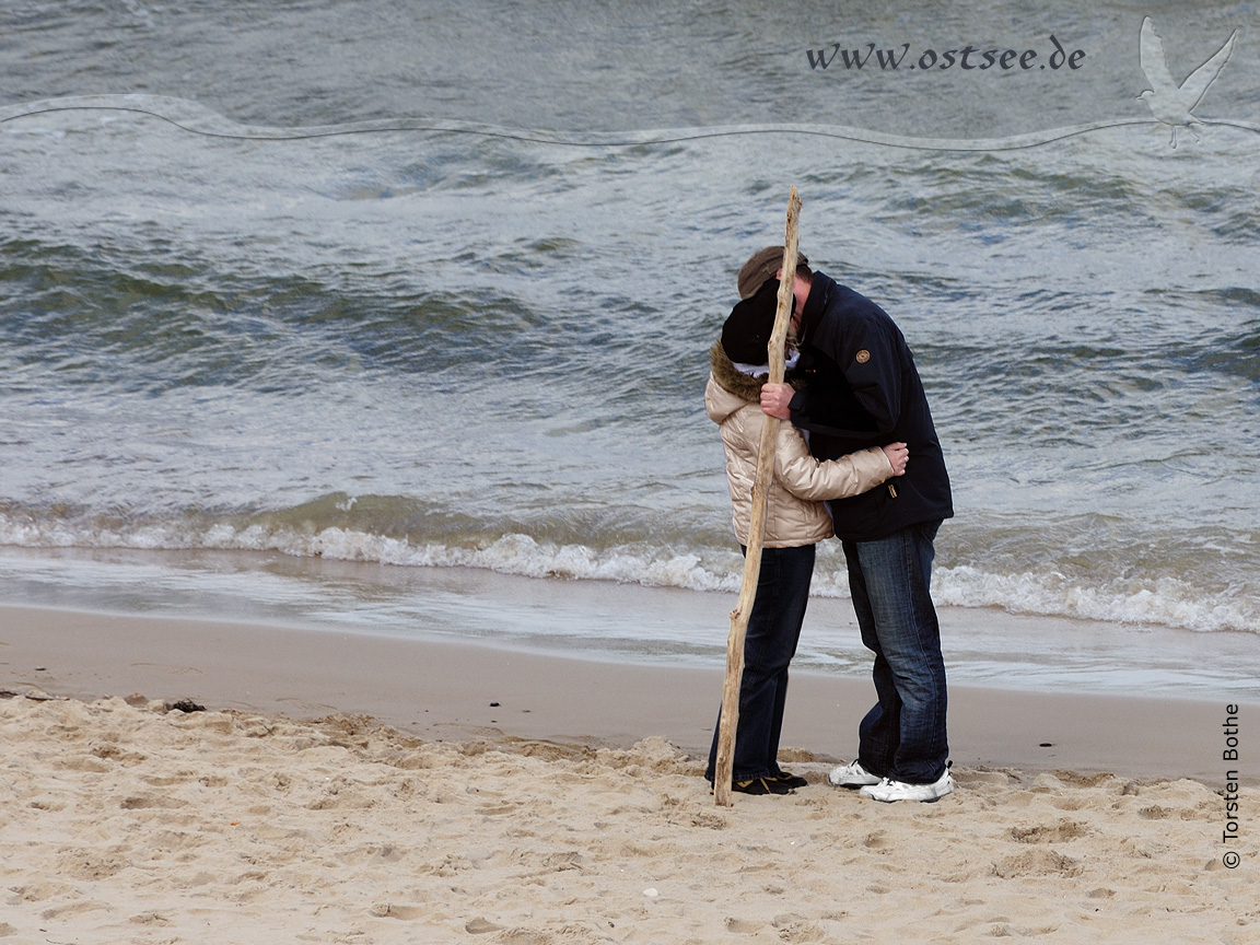 Hintergrundbild: Liebespaar an der Ostsee