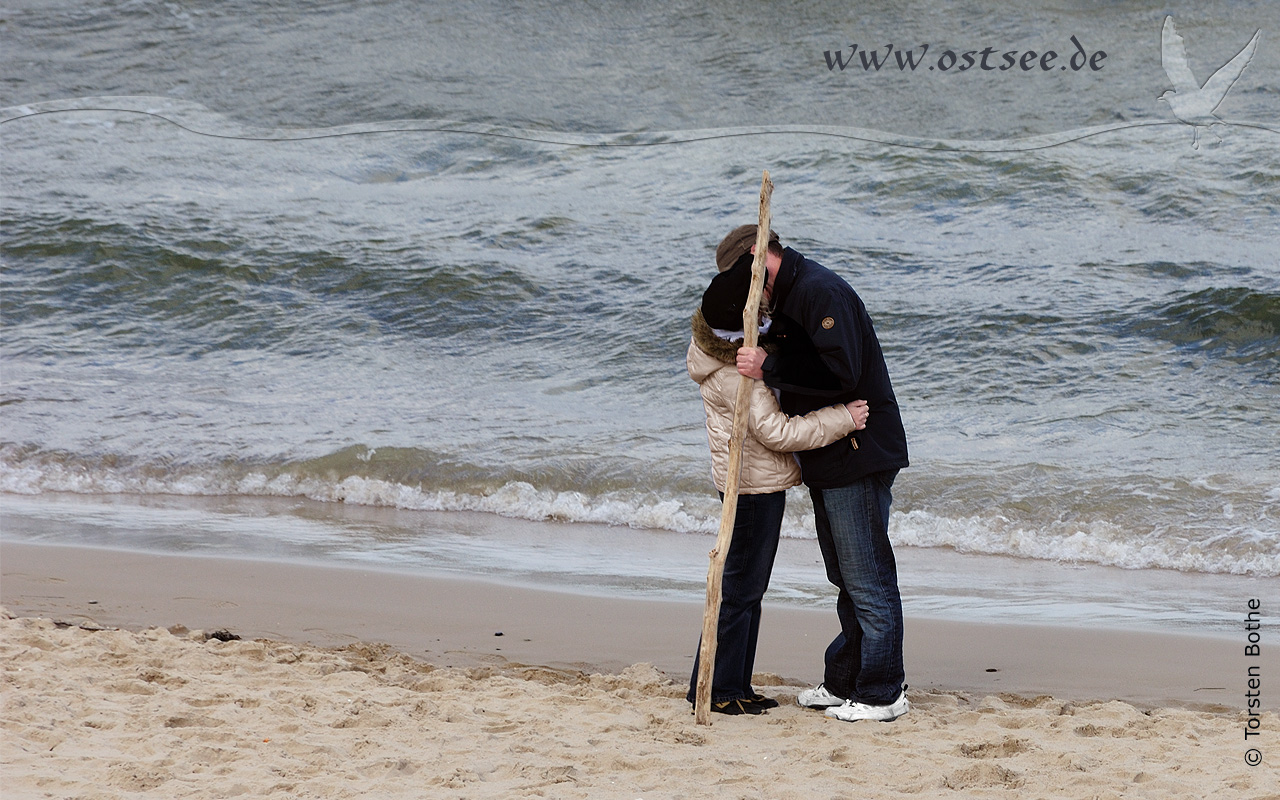 Hintergrundbild: Liebespaar an der Ostsee