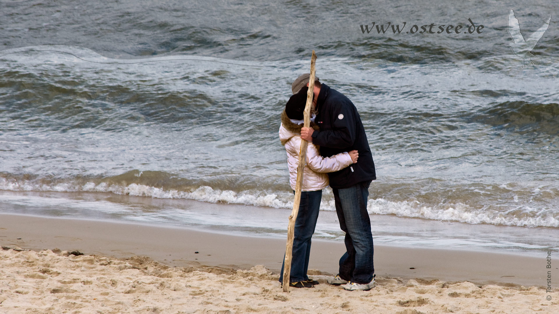 Hintergrundbild: Liebespaar an der Ostsee