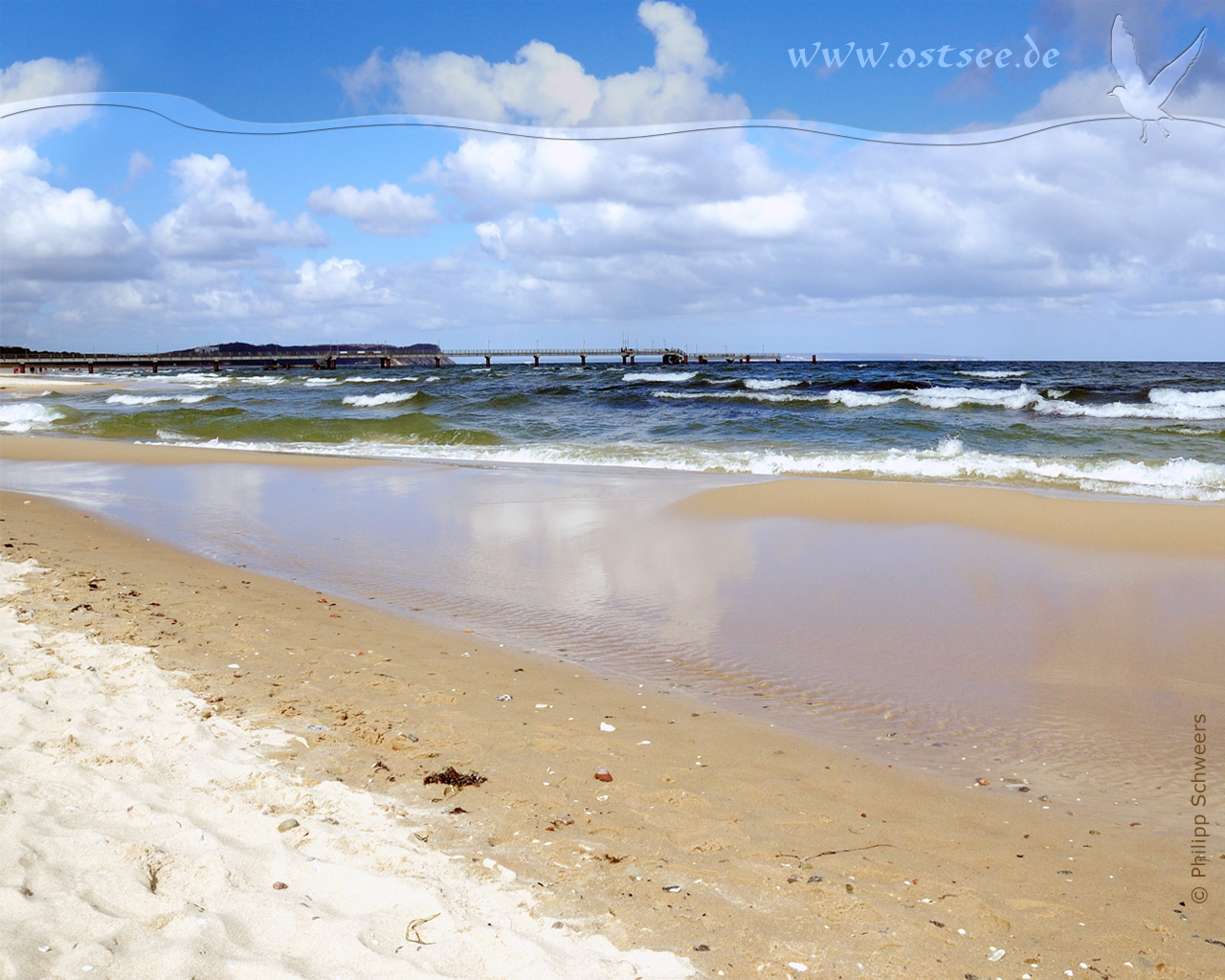 Hintergrundbild: Strand und Seebrücke an der Ostsee