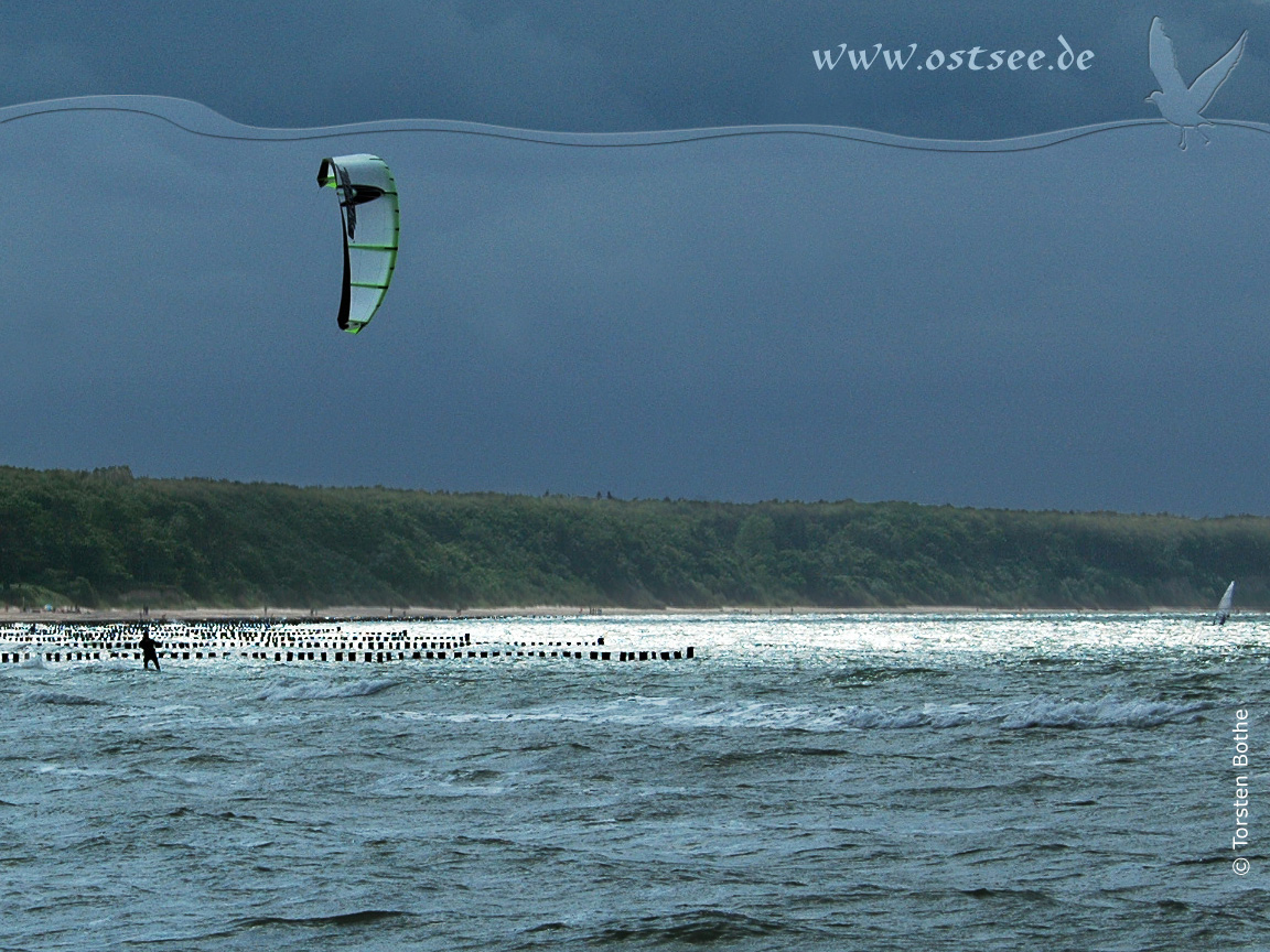 Hintergrundbild: Kitesurfer auf der Ostsee Hintergrundbild: Kitesurfer auf der Ostsee