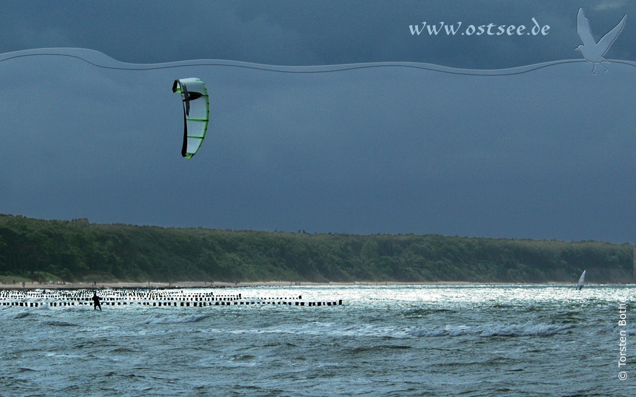 Hintergrundbild: Kitesurfer auf der Ostsee Hintergrundbild: Kitesurfer auf der Ostsee
