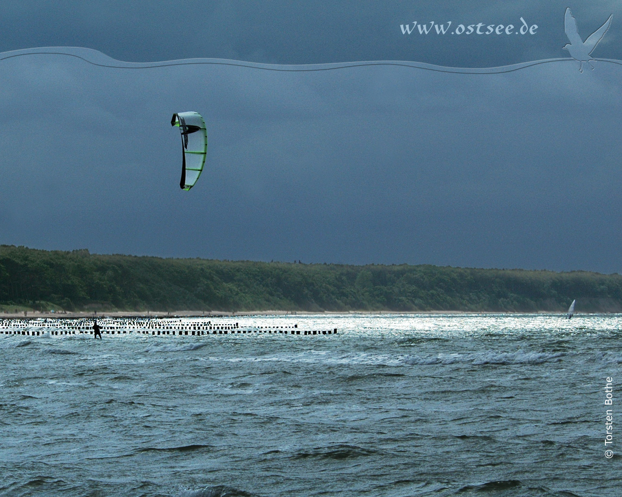 Hintergrundbild: Kitesurfer auf der Ostsee Hintergrundbild: Kitesurfer auf der Ostsee