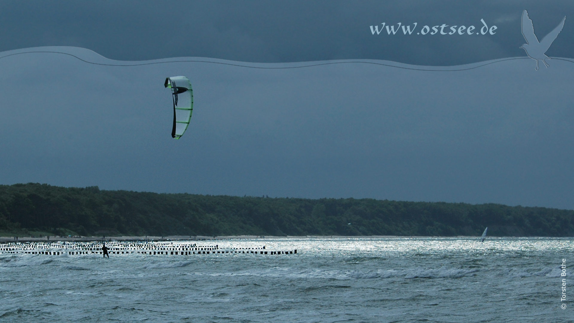 Hintergrundbild: Kitesurfer auf der Ostsee Hintergrundbild: Kitesurfer auf der Ostsee