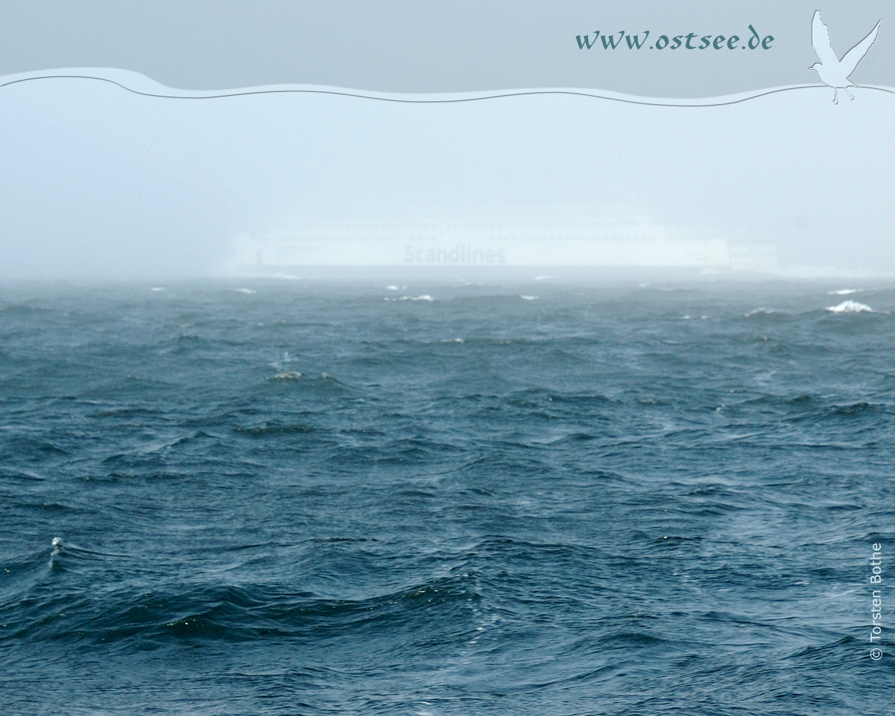 Hintergrundbild: Nebel über der Ostsee