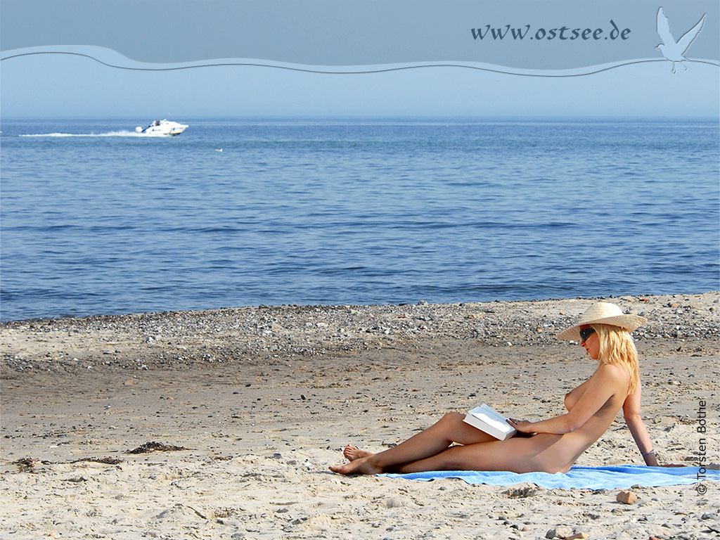 Hintergrundbild: FKK-Sonnenbaden an der Ostsee