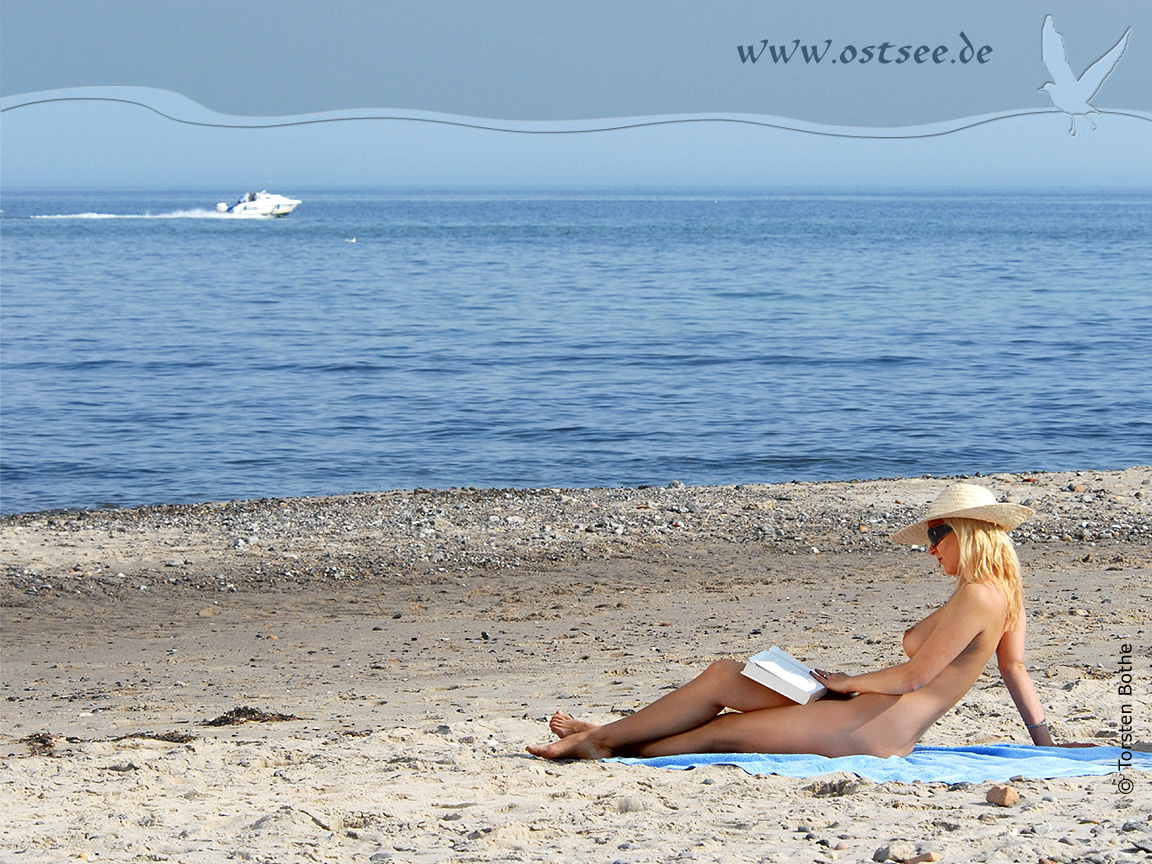 Hintergrundbild: FKK-Sonnenbaden an der Ostsee