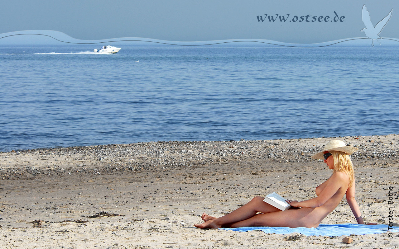 Hintergrundbild: FKK-Sonnenbaden an der Ostsee