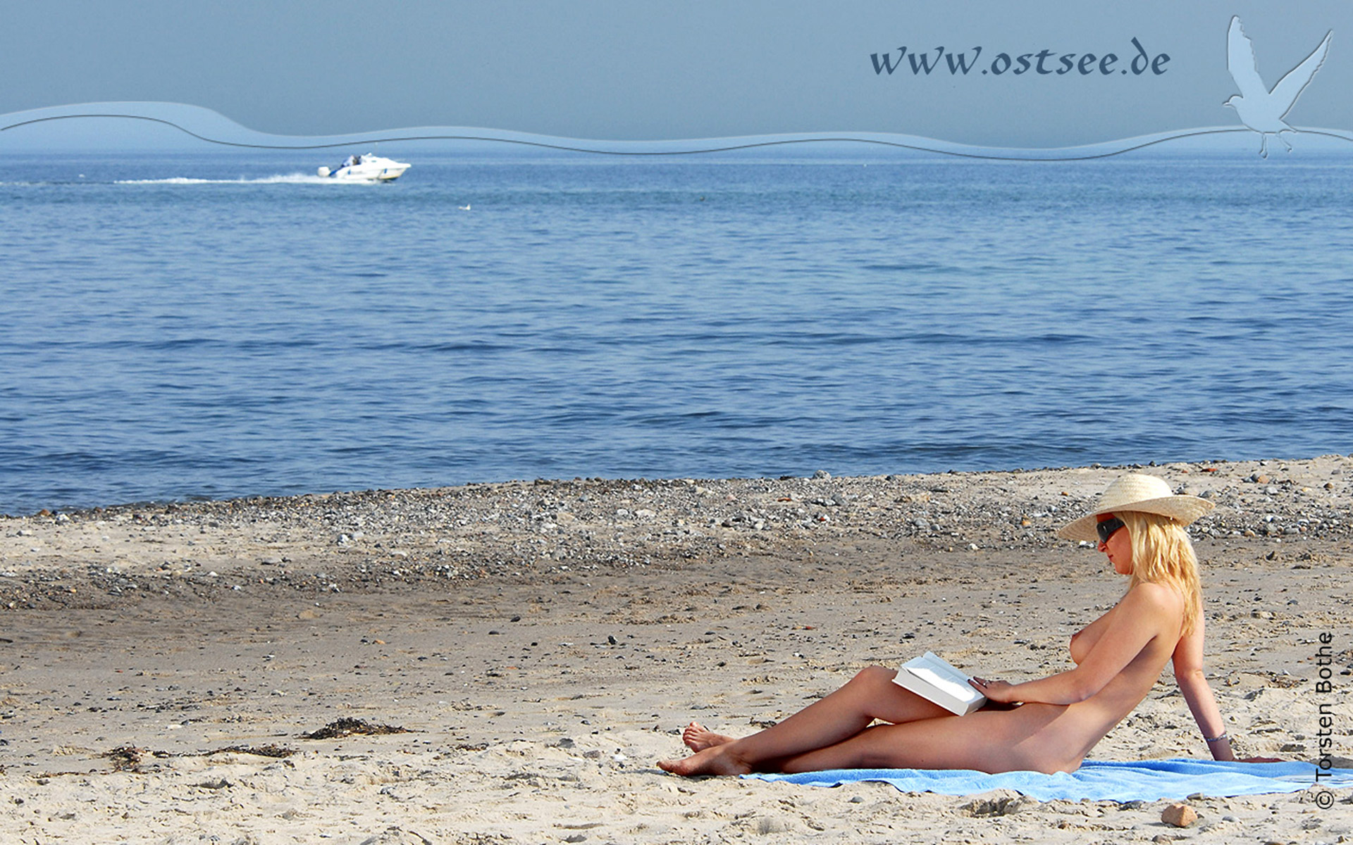 Hintergrundbild: FKK-Sonnenbaden an der Ostsee