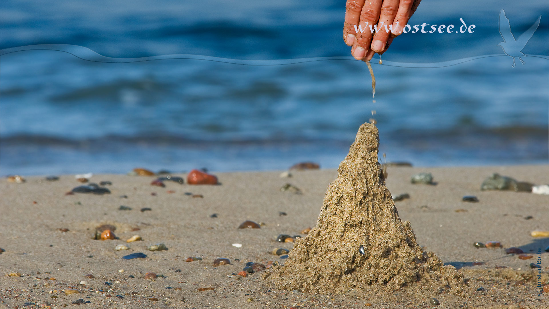 Hintergrundbild: Kleckerburg am Ostseestrand