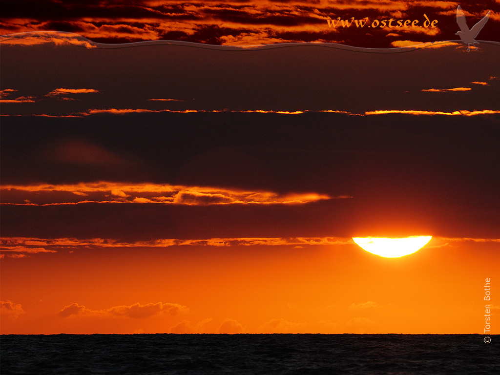 Hintergrundbild: Romantischer Sonnenuntergang an der Ostsee