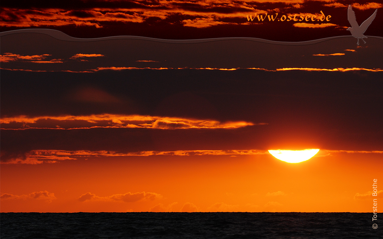 Romantischer Sonnenuntergang an der Ostsee