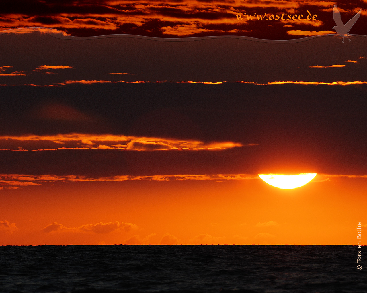 Hintergrundbild: Romantischer Sonnenuntergang an der Ostsee