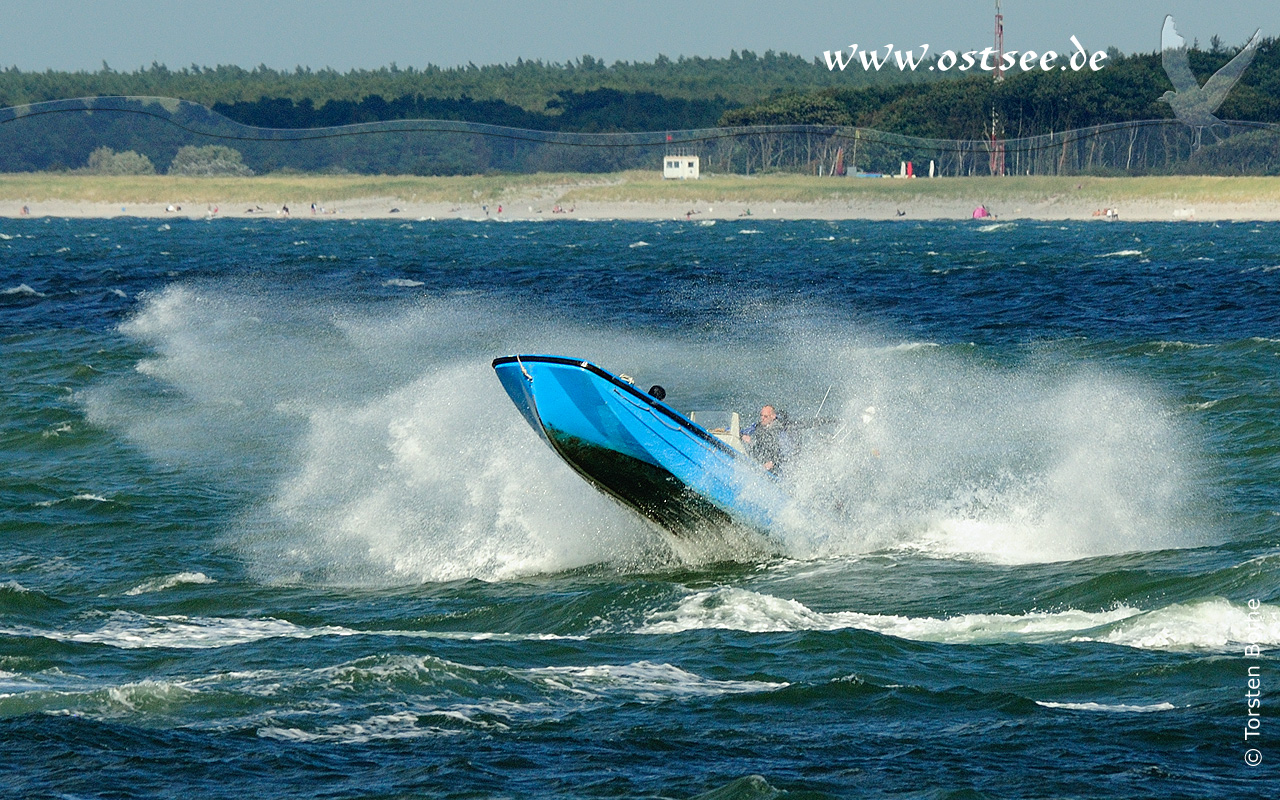 Hintergrundbild: Motorboot auf der Ostsee