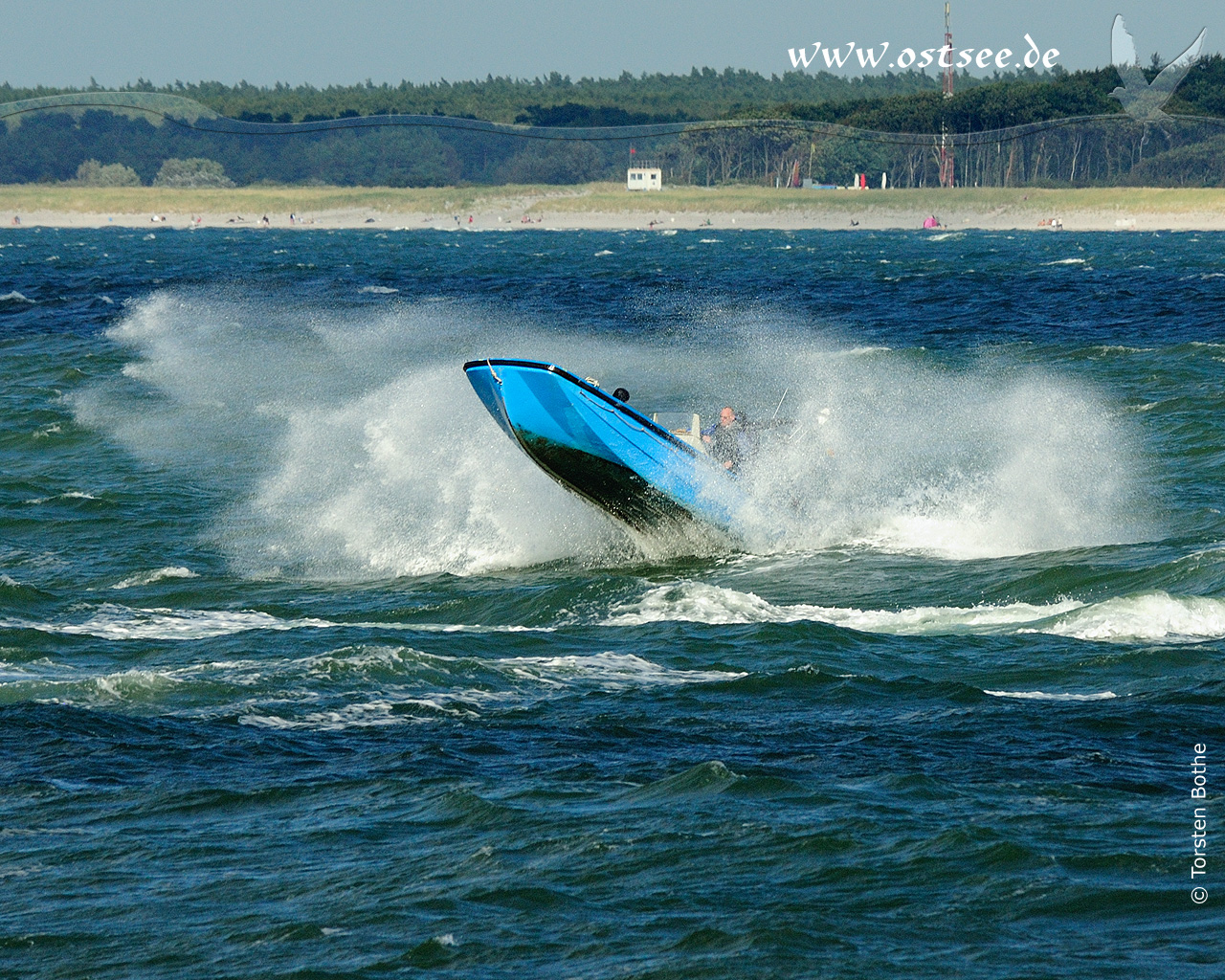 Hintergrundbild: Motorboot auf der Ostsee