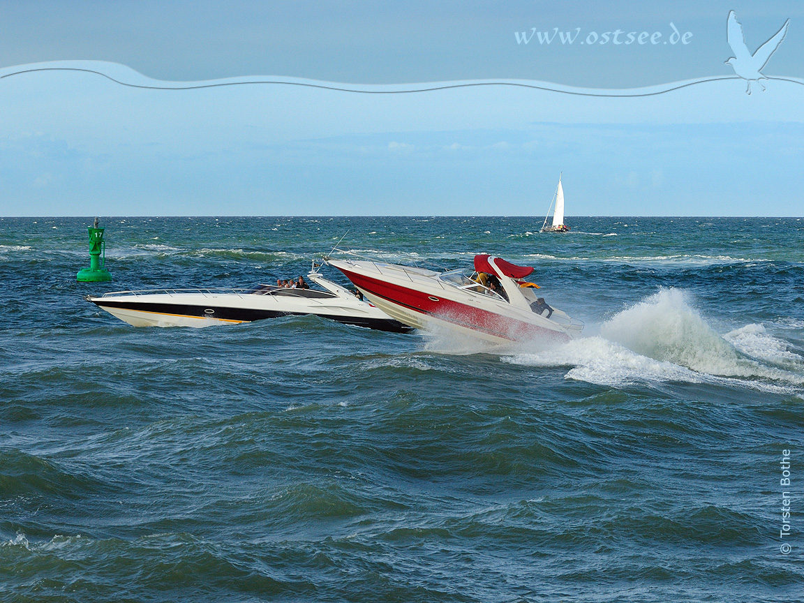 Hintergrundbild: Motoryachten auf der Ostsee