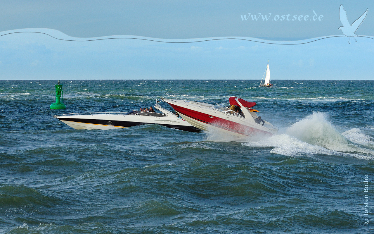 Hintergrundbild: Motoryachten auf der Ostsee