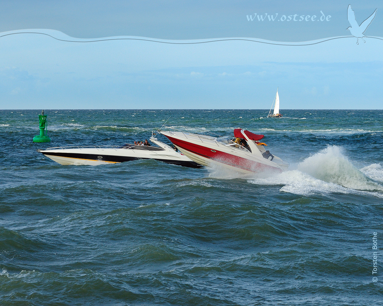 Hintergrundbild: Motoryachten auf der Ostsee