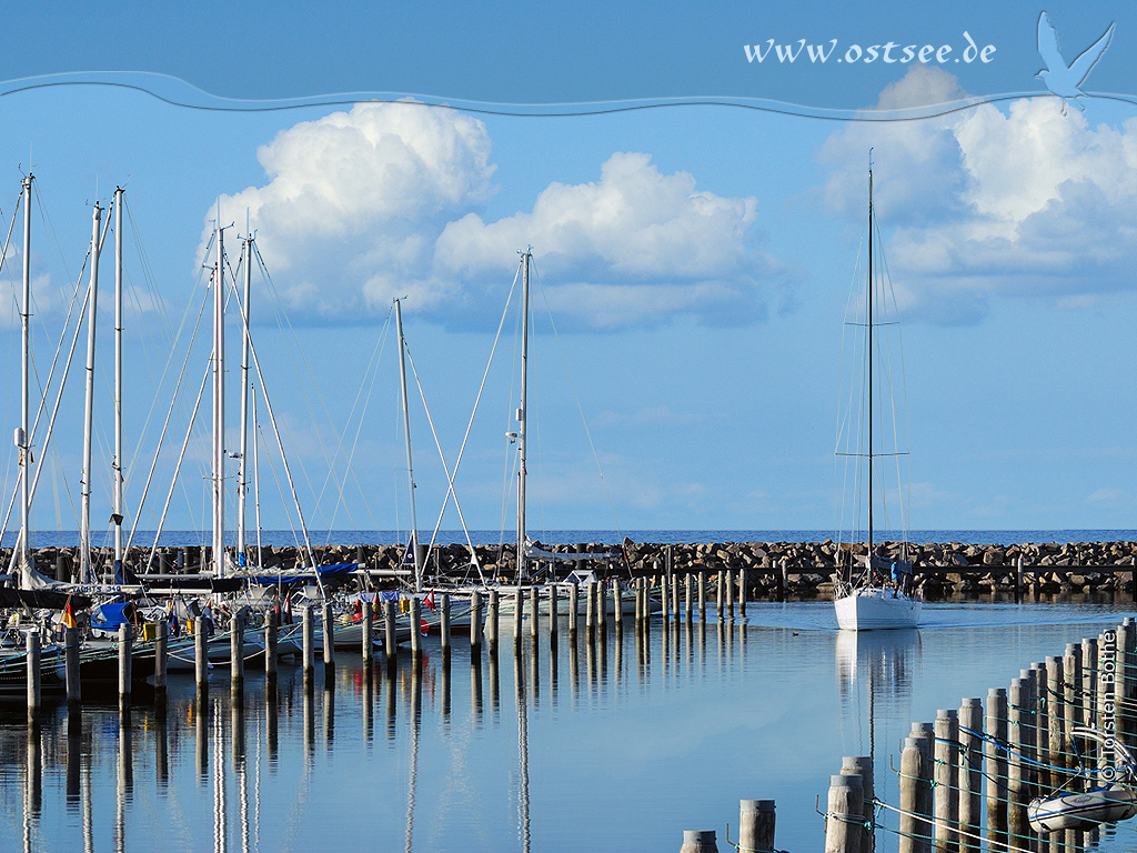 Hintergrundbild: Segelyacht im Hafen