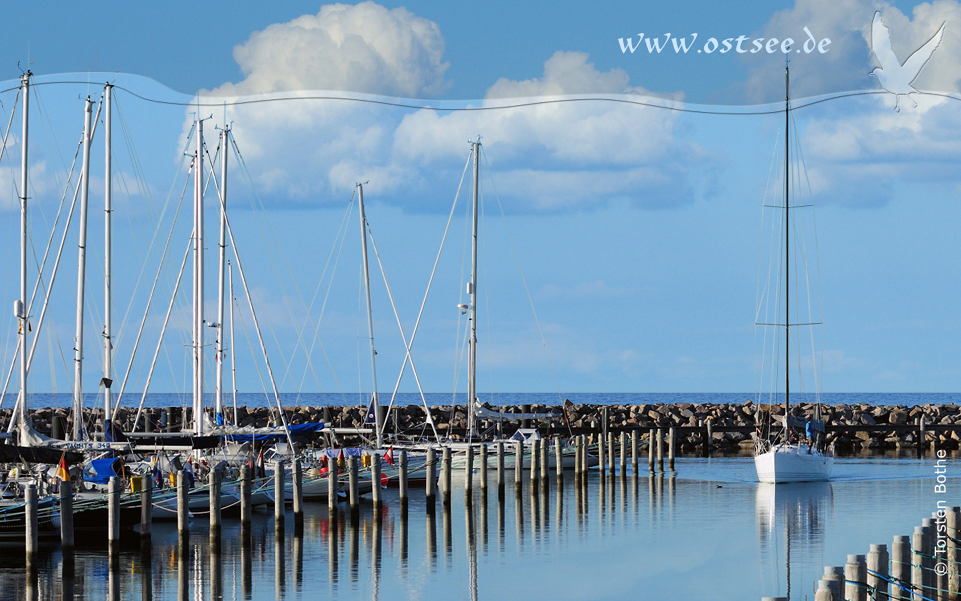 Hintergrundbild: Segelyacht im Hafen