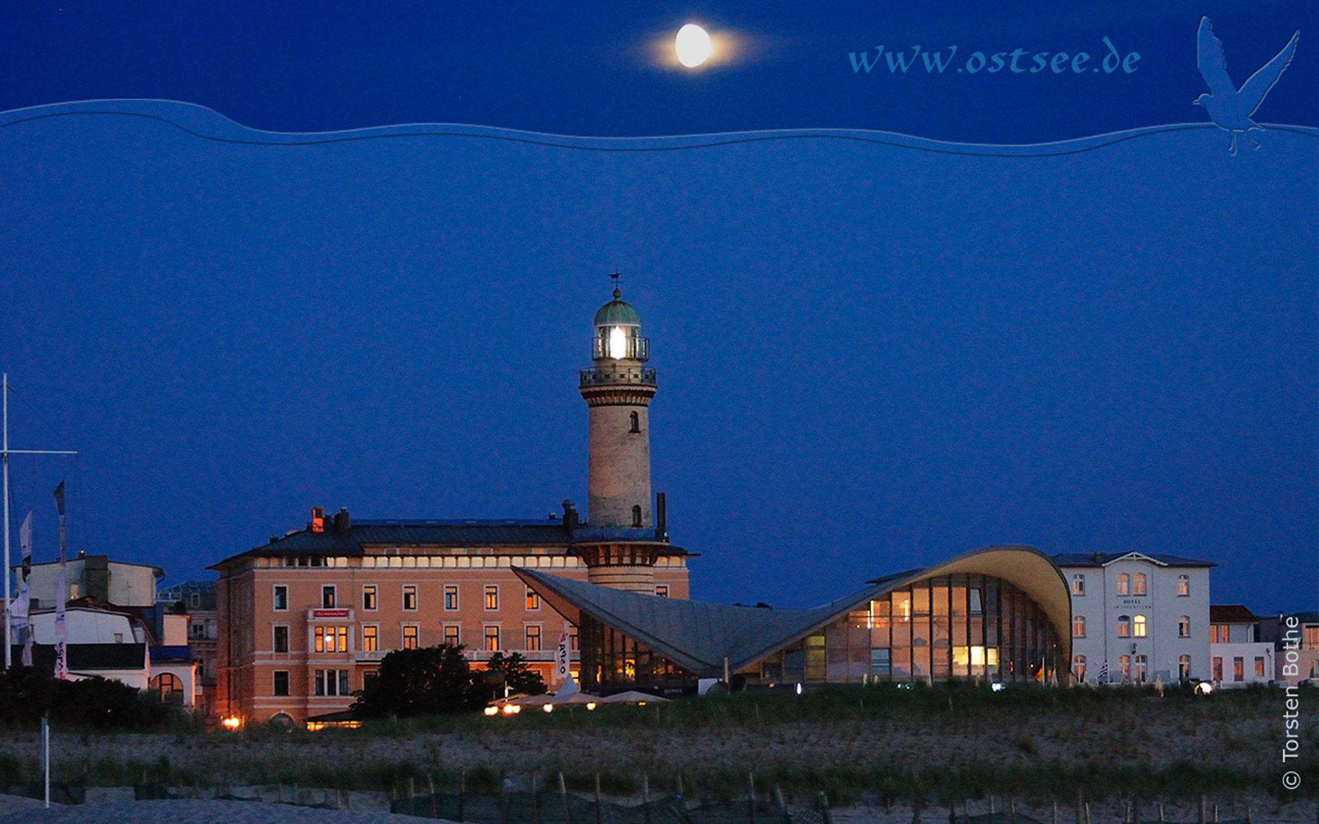Hintergrundbild: Mond über Leuchtturm