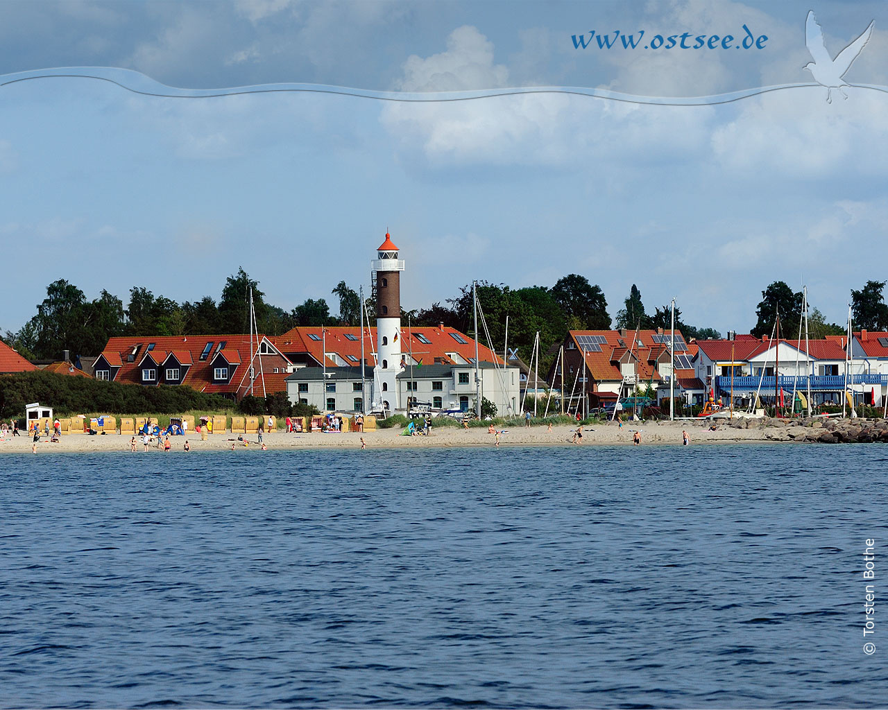 Hintergrundbild: Leuchtturm an der Ostsee