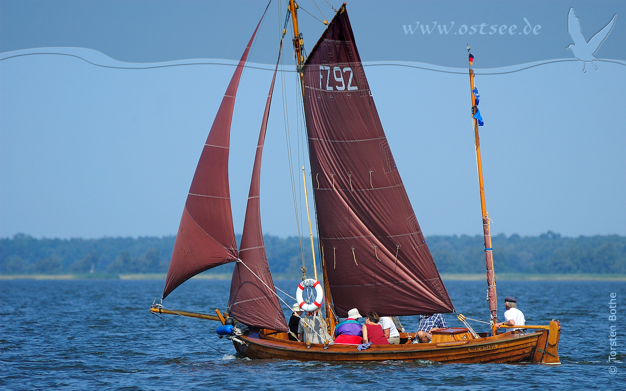 Hintergrundbild: Zeesboot an der Ostsee