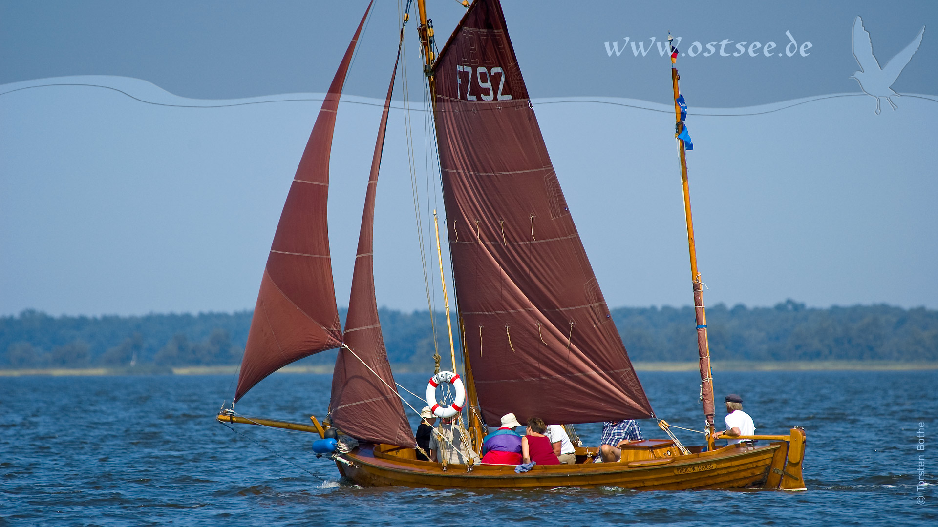 Hintergrundbild: Zeesboot an der Ostsee